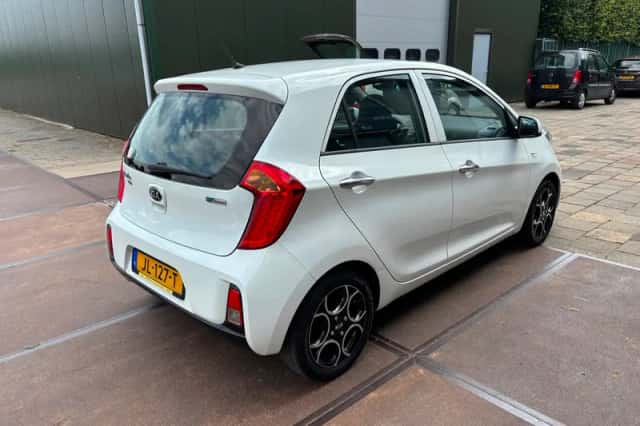 Kia Picanto (2016) thumbnail 5