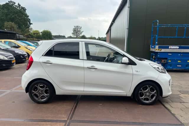 Kia Picanto (2015) thumbnail 5