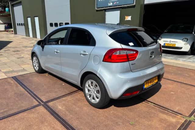 Kia Rio (2012) thumbnail 2