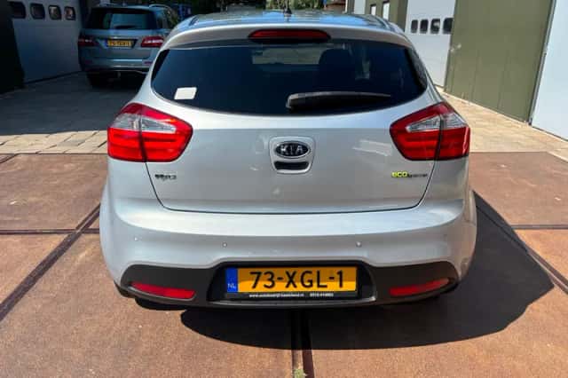 Kia Rio (2012) thumbnail 3
