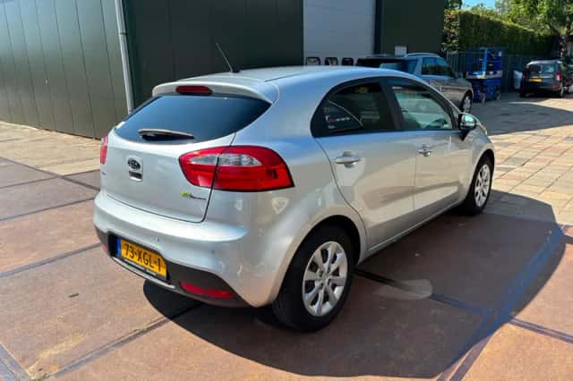 Kia Rio (2012) thumbnail 4