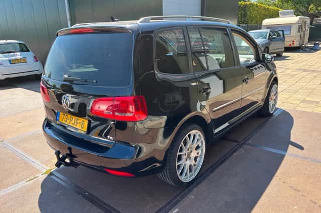 Volkswagen Touran (2011) thumbnail 2