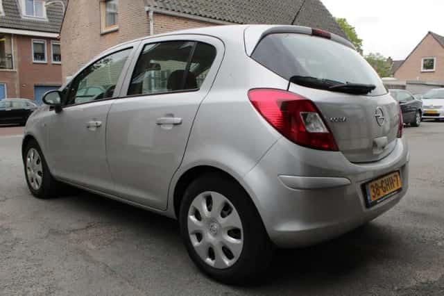 Opel Corsa (2008) thumbnail 3