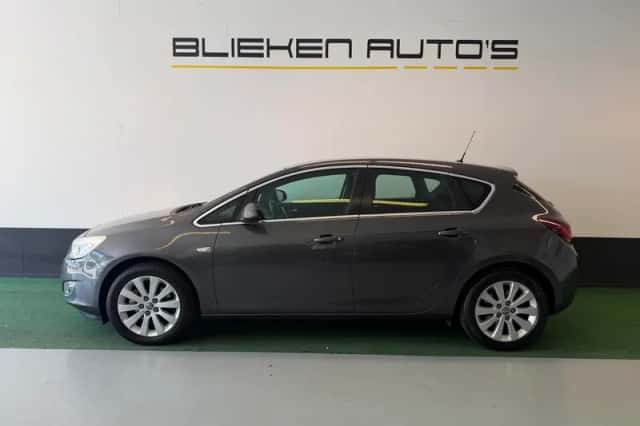 Opel Astra (2011) thumbnail 3