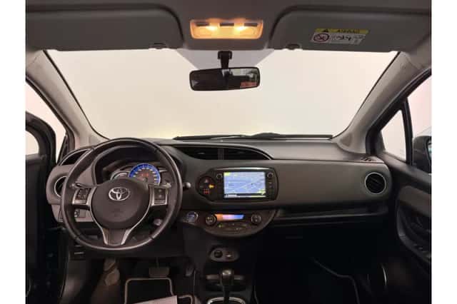 Toyota Yaris (2015) thumbnail 2