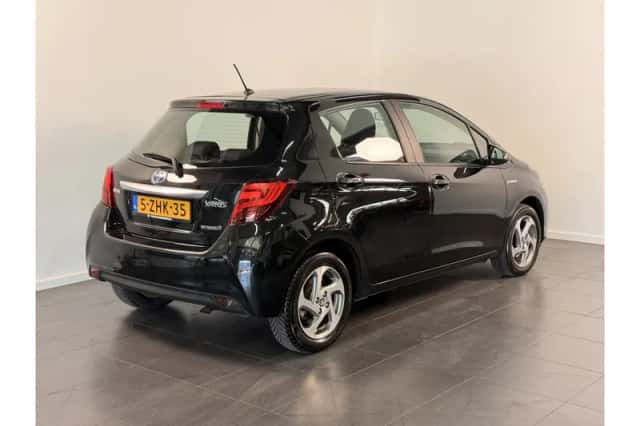 Toyota Yaris (2015) thumbnail 3