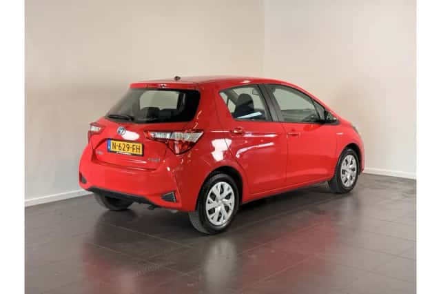 Toyota Yaris (2018) thumbnail 3