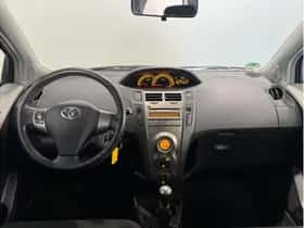 Toyota Yaris (2011) thumbnail 2