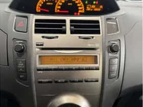 Toyota Yaris (2011) thumbnail 12