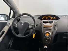 Toyota Yaris (2011) thumbnail 16