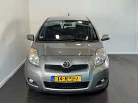 Toyota Yaris (2011) thumbnail 3
