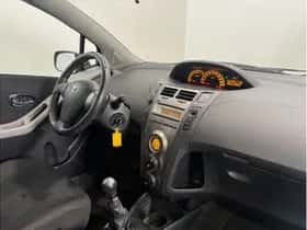 Toyota Yaris (2011) thumbnail 4