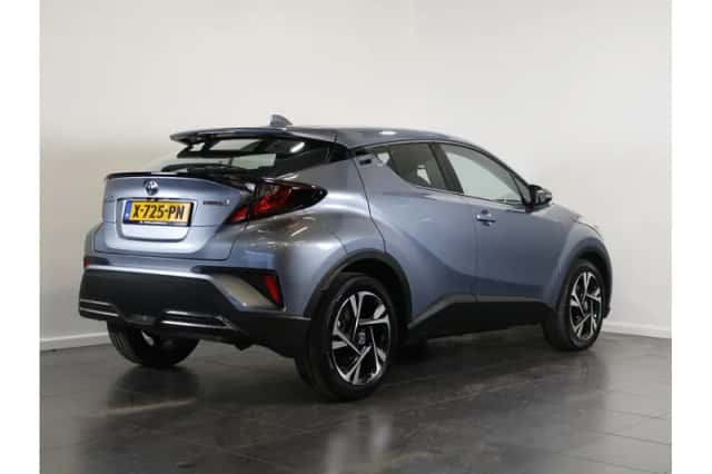 Toyota C-HR (2023) thumbnail 4