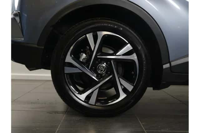 Toyota C-HR (2023) thumbnail 6