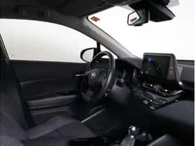 Toyota C-HR (2023) thumbnail 8