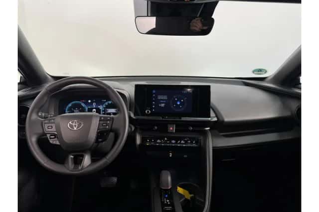 Toyota C-HR (2024) thumbnail 2