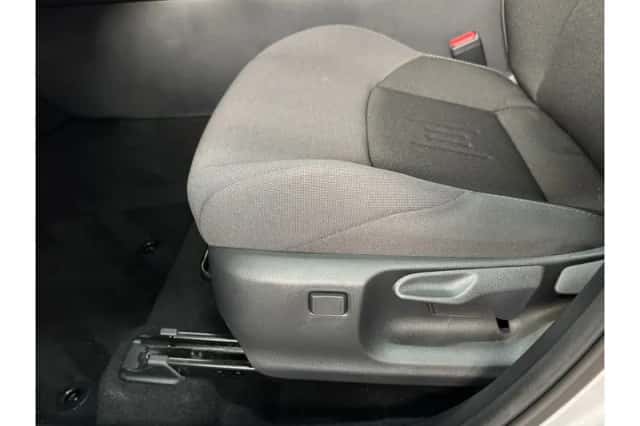 Toyota C-HR (2024) thumbnail 6