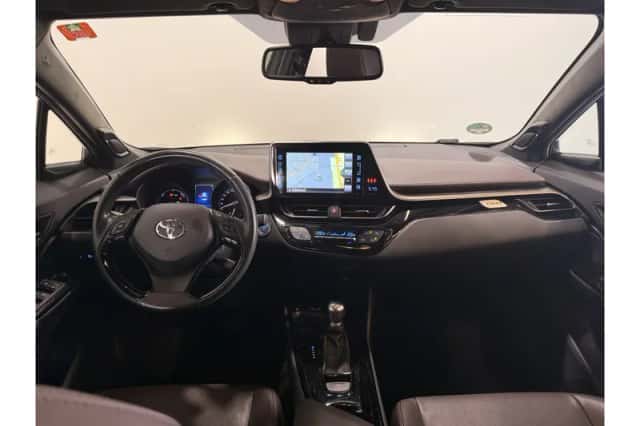 Toyota C-HR (2016) thumbnail 2