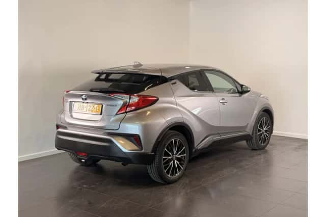 Toyota C-HR (2016) thumbnail 3