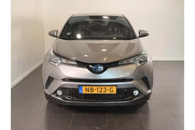 Toyota C-HR (2016) thumbnail 4