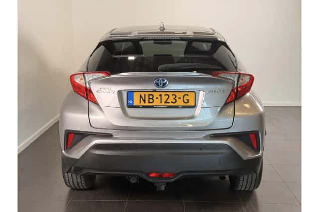Toyota C-HR (2016) thumbnail 5
