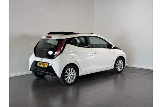Toyota Aygo (2016) thumbnail 3