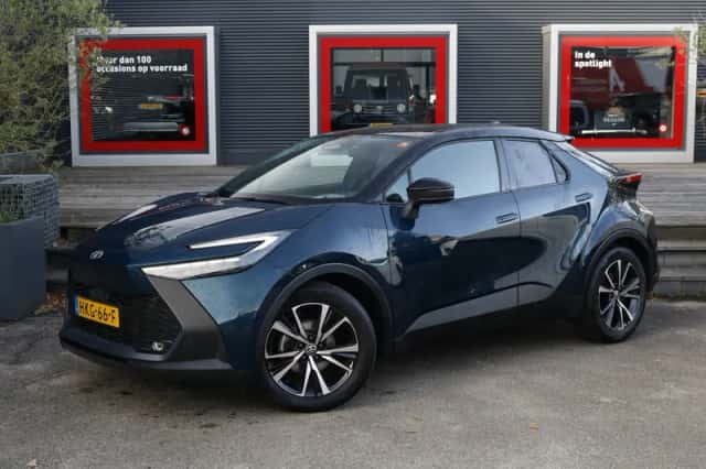Toyota C-HR (2025) thumbnail 2