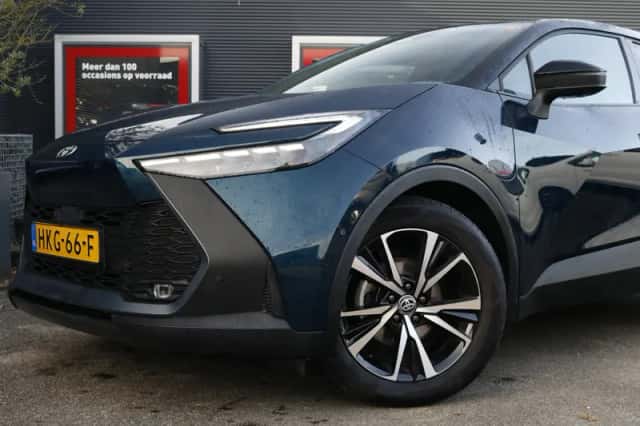 Toyota C-HR (2025) thumbnail 3