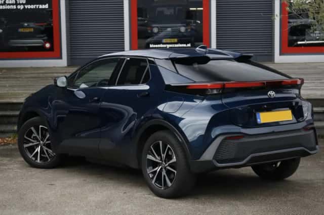 Toyota C-HR (2025) thumbnail 6