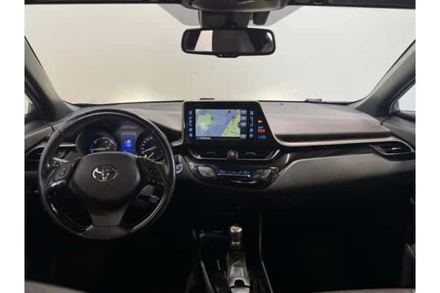 Toyota C-HR (2017) thumbnail 2