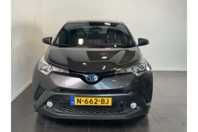 Toyota C-HR (2017) thumbnail 3