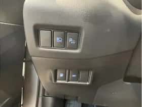 Toyota C-HR (2019) thumbnail 16
