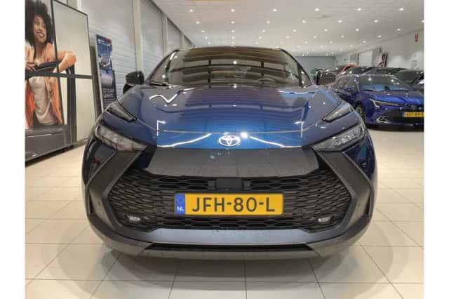 Toyota C-HR (2025) thumbnail 2