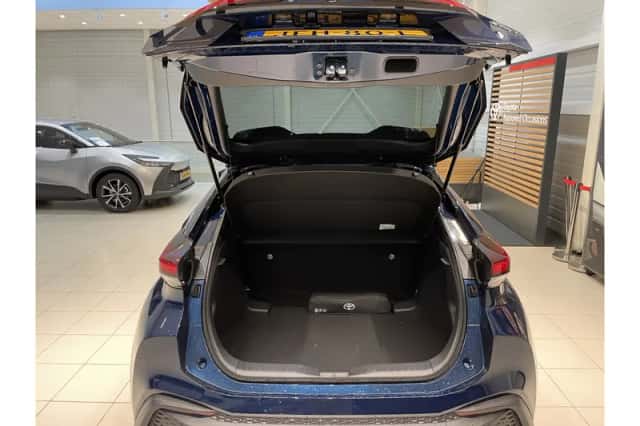 Toyota C-HR (2025) thumbnail 4