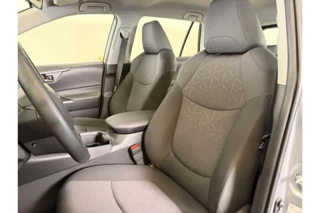 Toyota RAV4 (2024) thumbnail 3