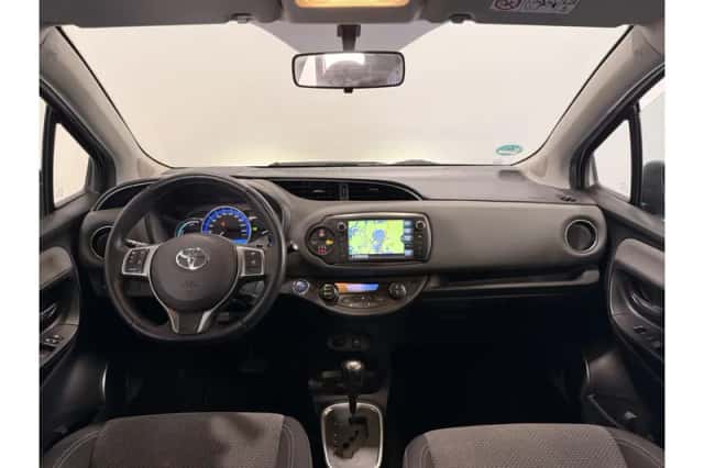 Toyota Yaris (2015) thumbnail 2