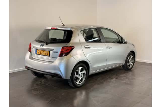 Toyota Yaris (2015) thumbnail 3