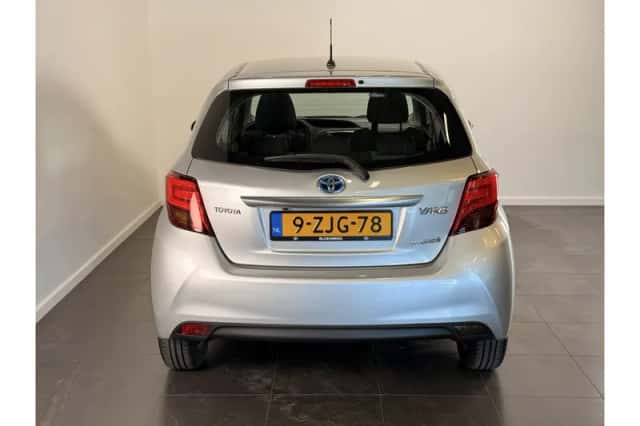 Toyota Yaris (2015) thumbnail 5
