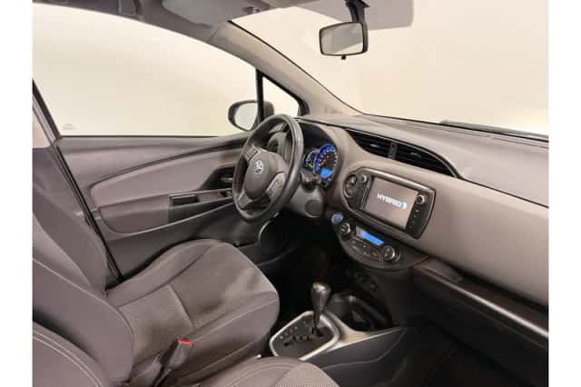 Toyota Yaris (2015) thumbnail 6