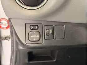 Toyota Yaris (2015) thumbnail 9