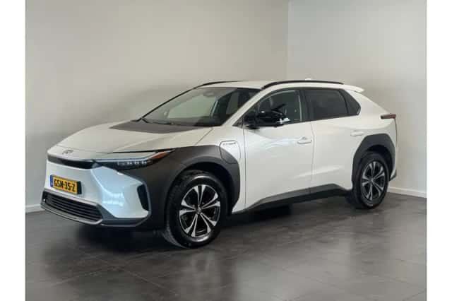 Toyota bZ4X (2024) thumbnail 1