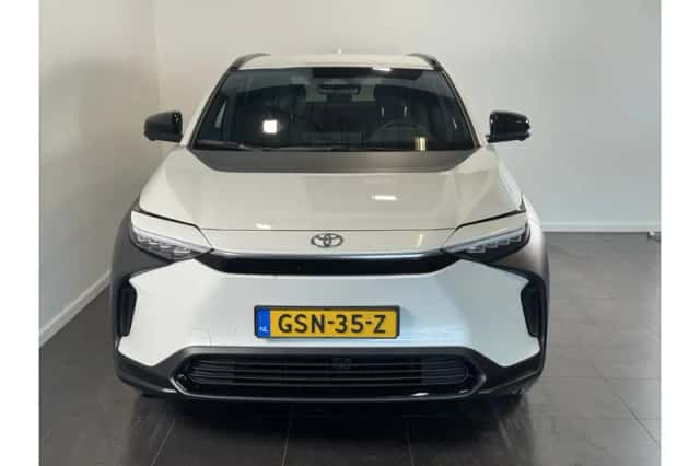 Toyota bZ4X (2024) thumbnail 3
