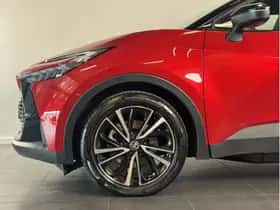 Toyota C-HR (2024) thumbnail 4