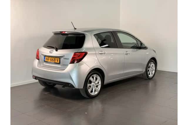 Toyota Yaris (2015) thumbnail 2