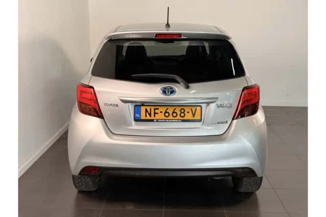 Toyota Yaris (2015) thumbnail 3