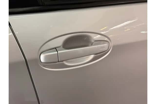 Toyota Yaris (2015) thumbnail 4