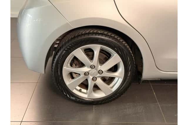 Toyota Yaris (2015) thumbnail 5