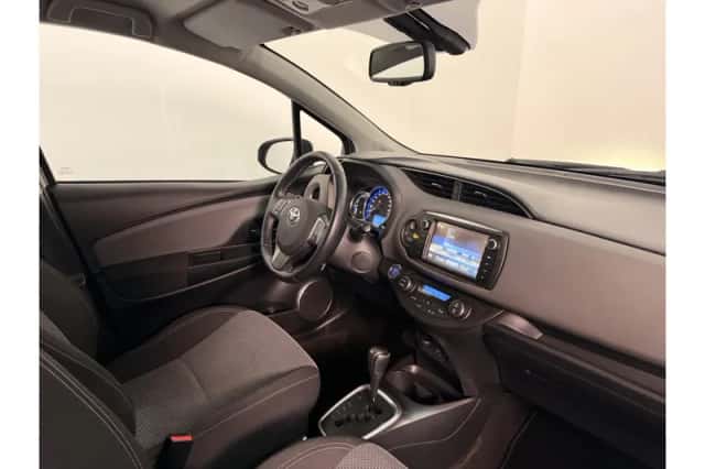 Toyota Yaris (2015) thumbnail 6
