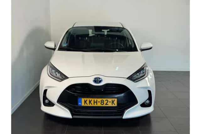 Toyota Yaris (2023) thumbnail 3