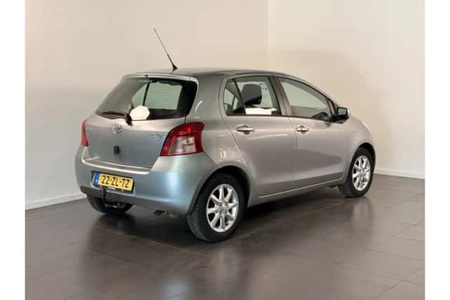 Toyota Yaris (2008) thumbnail 3